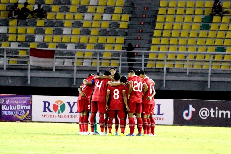 Pemain Timnas Indonesia doa bersama sebelum pertandingan Kualifikasi Piala Asia U20 2023 melawan Timor Leste yang berakhir dengan skor 4-0 di Stadion Gelora Bung Tomo, Surabaya, Rabu (14/9/2022) malam.