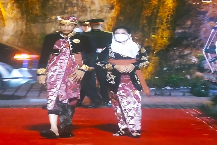 Presiden Joko Widodo yang mengenakan pakaian adat Bali saat jamuan makan malam dalam rangka Konferensi Tingkat Tinggi (KTT) G20 di GWK Park pada Selasa (15/11/2022) malam.