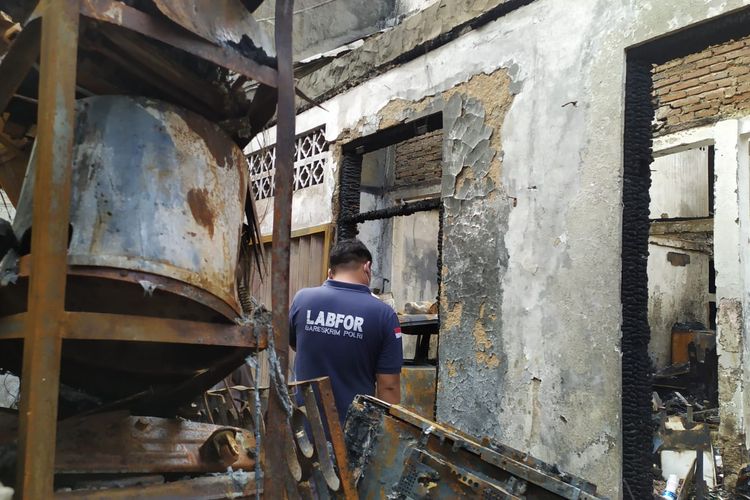 Tim Pusat Laboratorium Forensik (Puslabfor) Mabes Polri melakukan pemeriksaan lokasi kebakaran yang menewaskan satu keluarga di Tambora Jakarta Barat, Kamis (9/12/2021) 