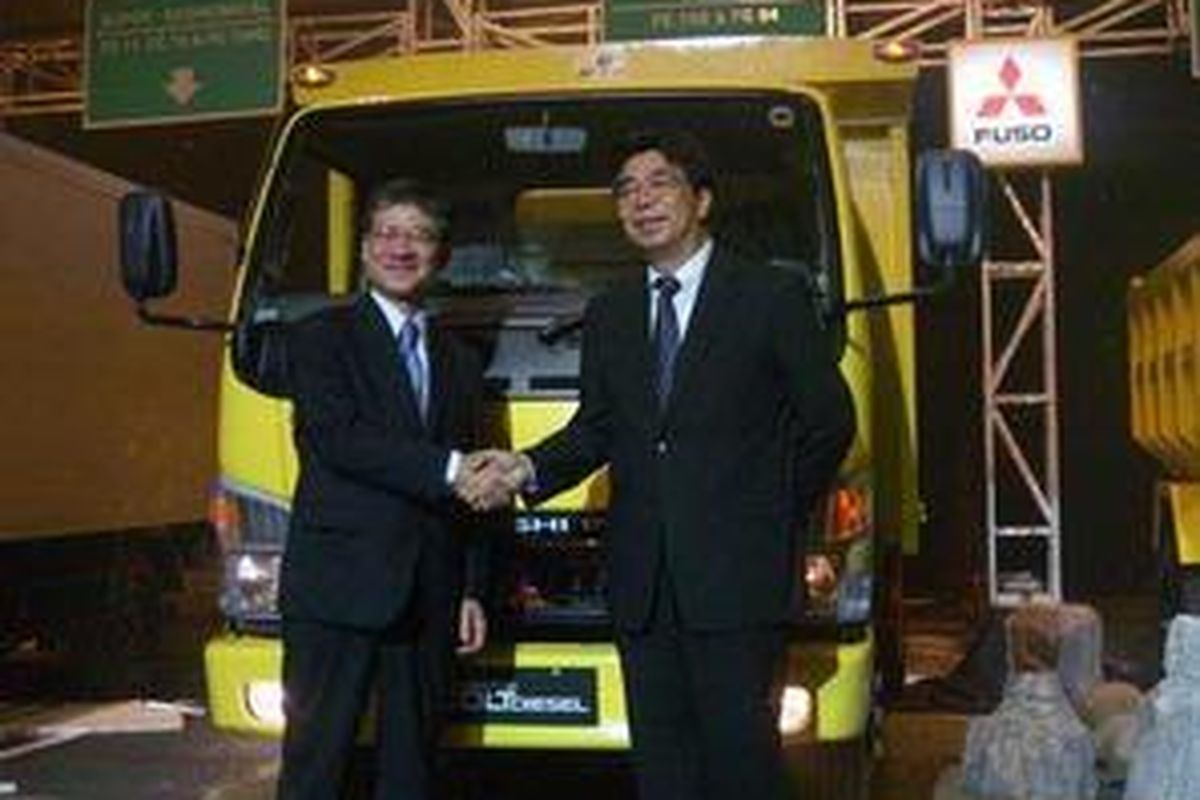 Fumio Kuwayama (kanan) dan penggantinya Mizuhara