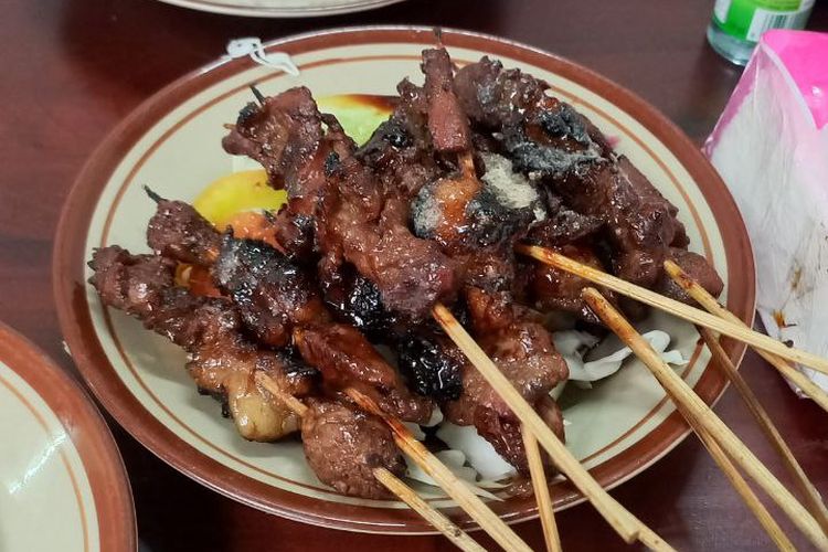 Sepiring sate kambing lengkap dengan kol dan tomat di Sate Kambing & Thengkleng Rica-rica Pak Manto, salah satu kuliner legendaris di Solo.