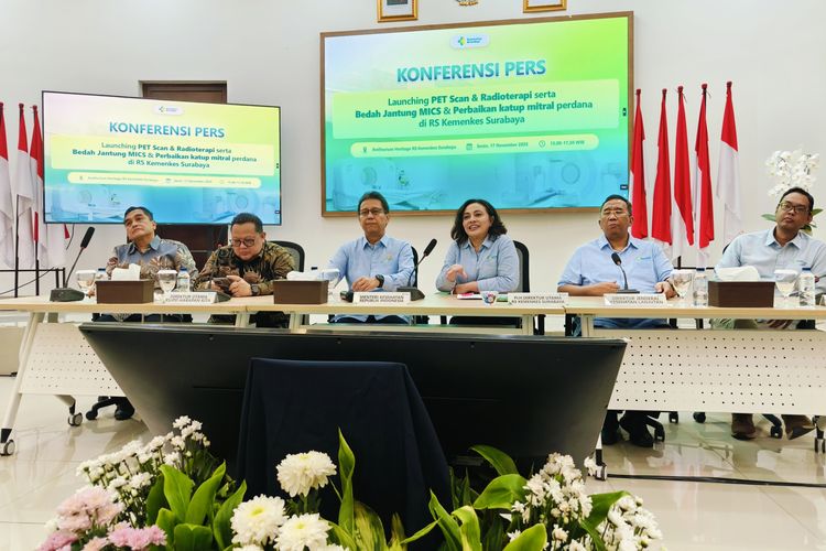 Menteri Kesehatan RI Budi Gunadi Sadikin dan PLH Direktur Utama RSUP Kemenkes Surabaya, Dr. Martha Siahaan saat peluncuran fasilitas PET Scan, radioterapi, dan bedah jantung di Surabaya, Senin (17/11/2025) sore.