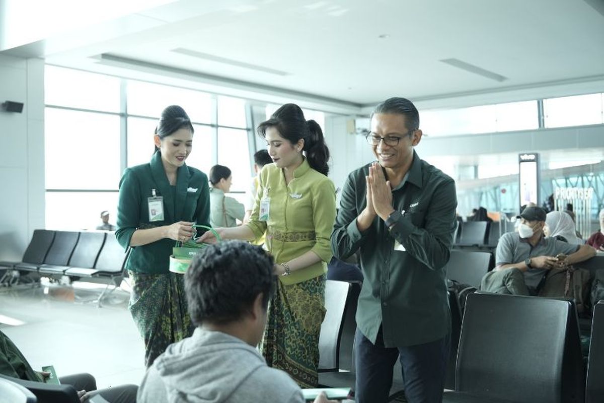 Maskapai penerbangan Citilink membagikan cokelat kepada penumpang untuk memperingati Hari Pelanggan Nasional. 