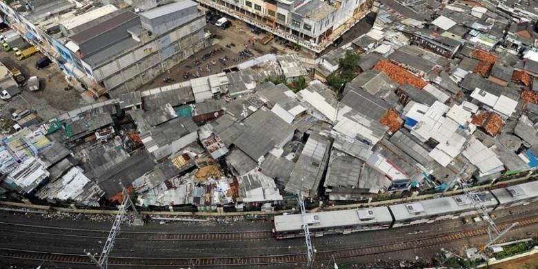 Permukiman padat di sekitar Stasiun Kampung Bandan, Jakarta Utara, Rabu (10/6). Pemerintah Provinsi DKI Jakarta berencana menata kawasan sekitar Stasiun Kampung Bandan dengan membangun rumah susun yang memanfaatkan lahan milik PT KAI.