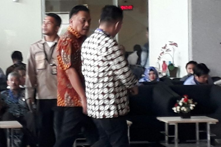 Mantan anggota DPR yang sekarang menjabat Gubernur Sulawesi Utara Olly Dondokambey (batik cokelat) saat tiba di gedung KPK, Kuningan, Jakarta, Selasa (9/1/2018).