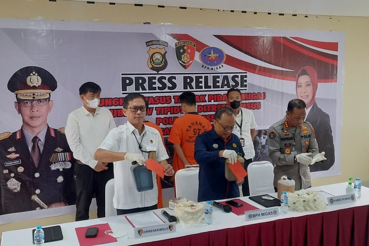 Direktur Reserse Kriminal Khusus Polda Sumsel Kombes Pol Barly Ramadhany saat melakukan gelar perkara terkait ungkap kasus gudang solar oplosan di Palembang, Senin (9/1/2023).