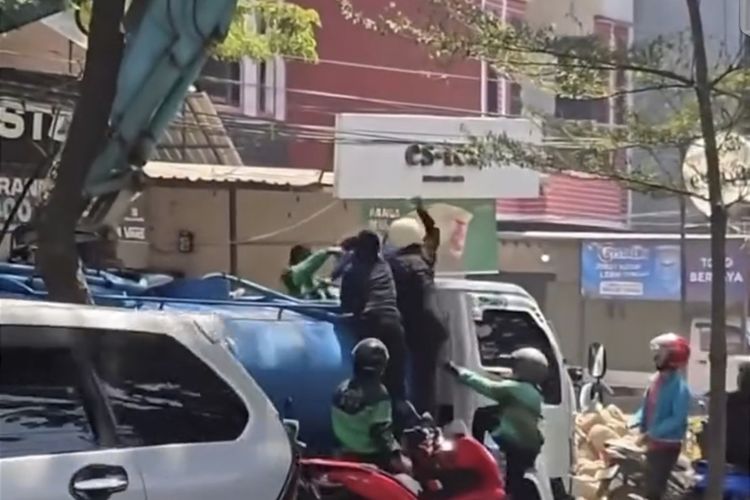 Tak Terima Terkena Percikan Air, Ojol di Makassar Aniaya Petugas Penyiram Tanaman