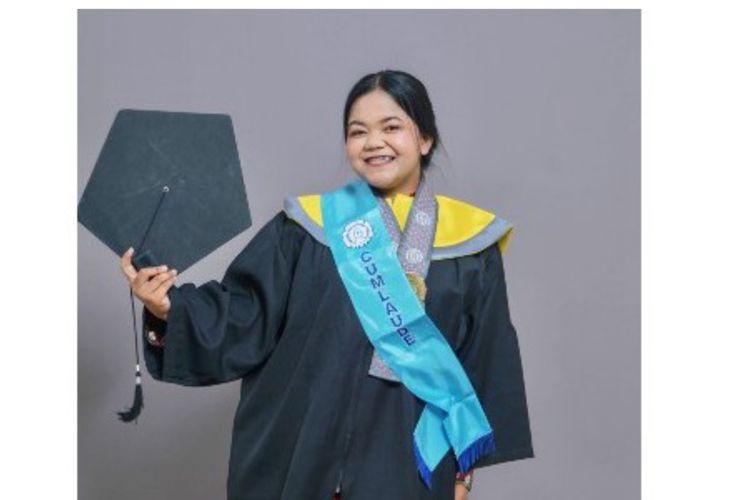 Magdalena Asmara, lulusan cumlaude di UNS. Meski ia anak buruh, ia bisa lulus kuliah dengan prestasi dan langsung diterima kerja di Bank Indonesia. 