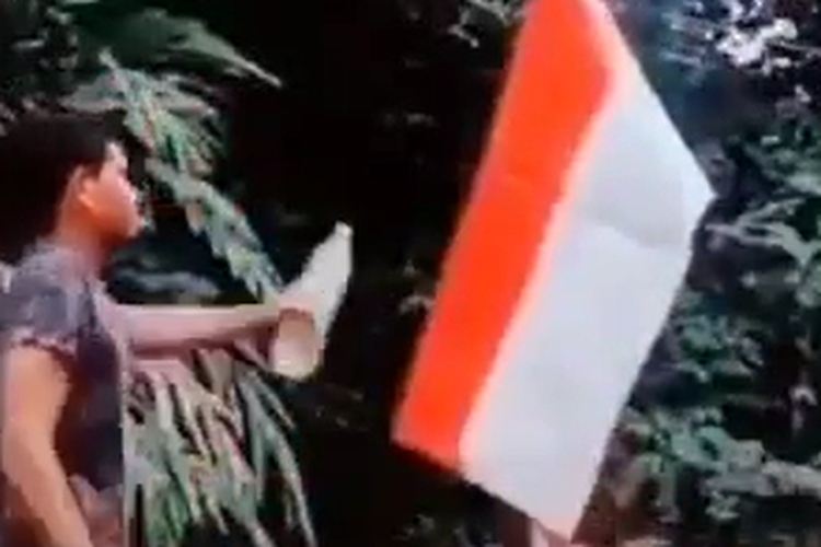 Tangkapan layar video yang memperlihatkan seorang pemuda membakar bendera merah putih. 