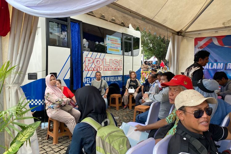 Suasana pelayanan SIM keliling di HUT ke-79 Bhayangkara, Monas, Gambir, Jakarta Pusat, Selasa (1/7/2025).