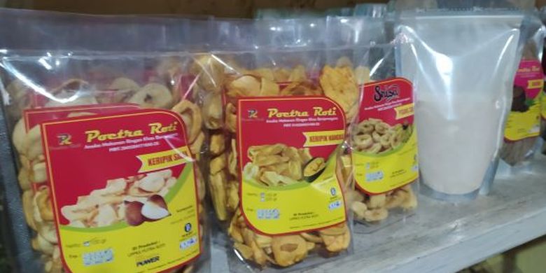 Sebagian produk Poetra Roti, di Desa Mertasari, Kecamatan Purwanegara, Kabupaten Banjarnegara, Jawa Tengah. 

Ada camilan keripik mulai dari talas, daun kelor, terong, pare, bayam, seledri, kangkung, pegagan, sale pisang, kerupuk kulit pisang, dan sebagainya.


Foto diambil pada Jumat (9/12/2022).