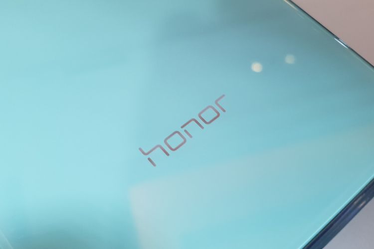 Logo Honor di bagian belakang ponsel Honor 9i.