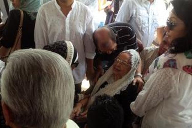 Istri almarhum Adnan Buyung Nasution, Sabariah (81), seusai acara pemakaman suaminya di TPU Tanah Kusir, Jakarta Selatan, Kamis (24/9/2015).