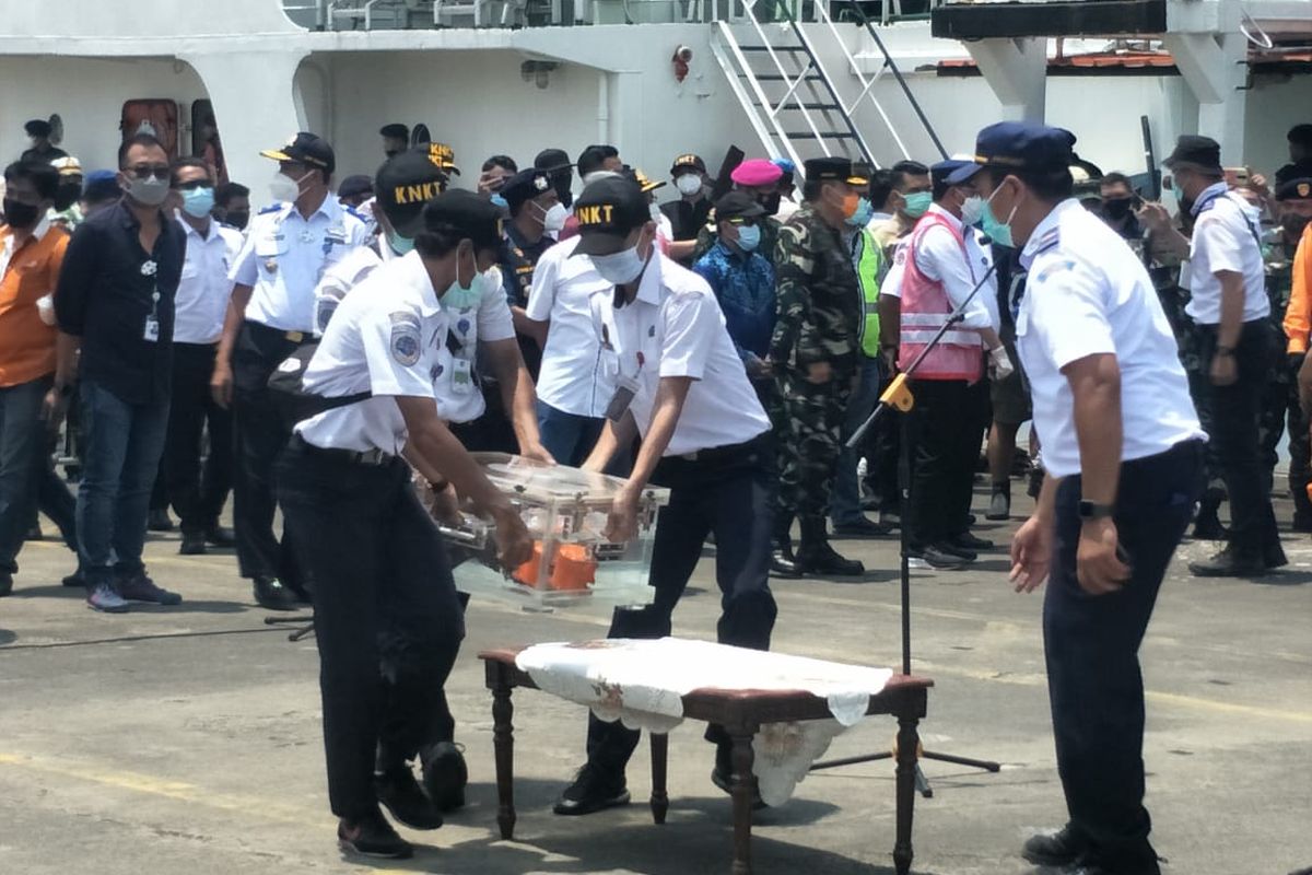 Petugas membawa CVR pesawat Sriwijaya Air Sj 182 yang jatuh di Kepulauan Seribu