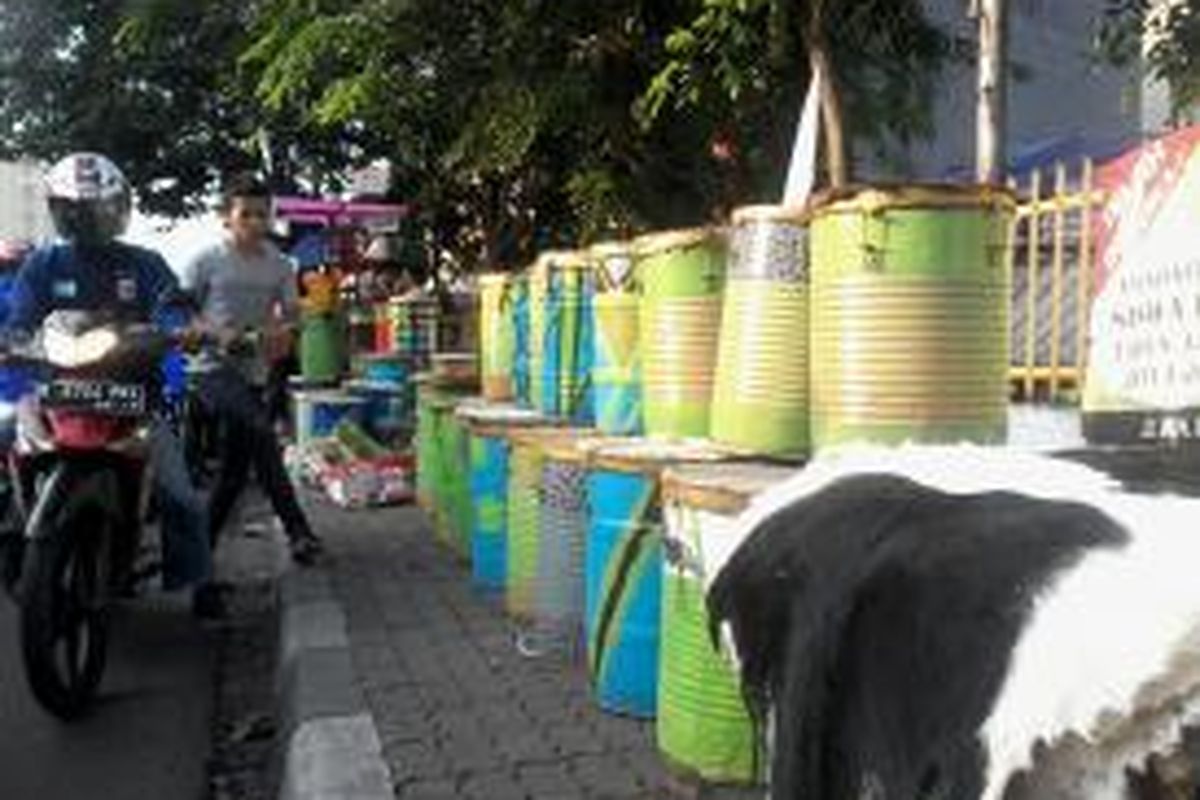 Deretan bedug di Jalan KH Mas Mansyur, Jakarta, Jumat (19/7/2013). Bedug-bedug cantik ukurannya cukup bervariasi, dari yang terkecil seharga Rp 150 ribu hingga bedug berkaki dibanderol Rp 650 ribu.