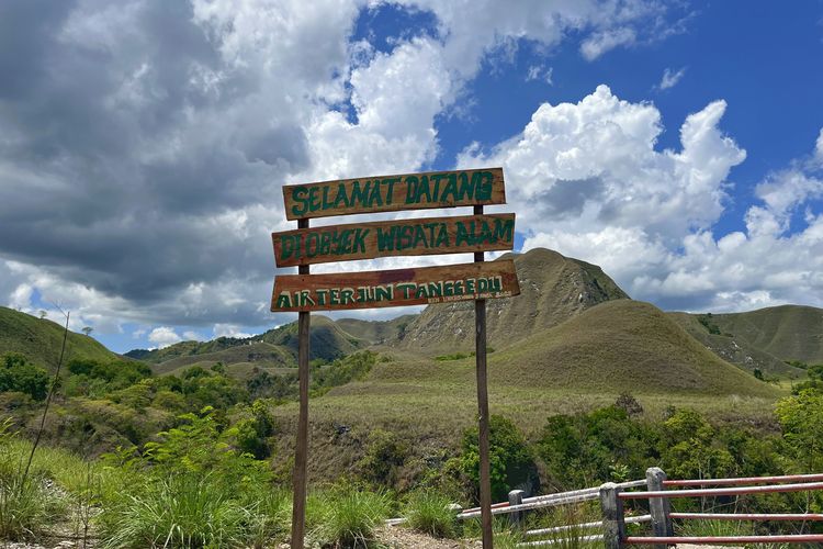 Pintu masuk menuju Air Terjun Tanggedu, di Sumba Timur, Nusa Tenggara Timur, Kamis (27/11/2025). 