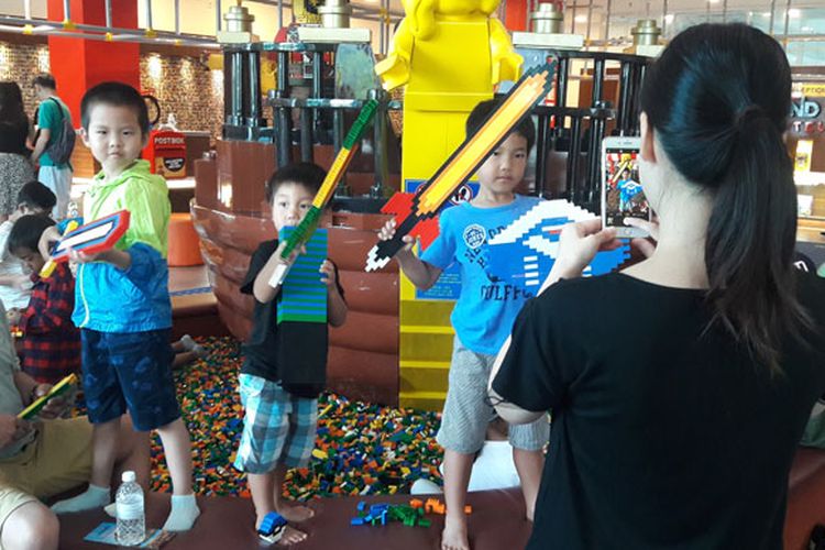 Anak-anak bersama orangtua di Hotel Legoland, Legoland Malaysia Resort, Johor Bahru, Malaysia, Sabtu (29/6/2019).