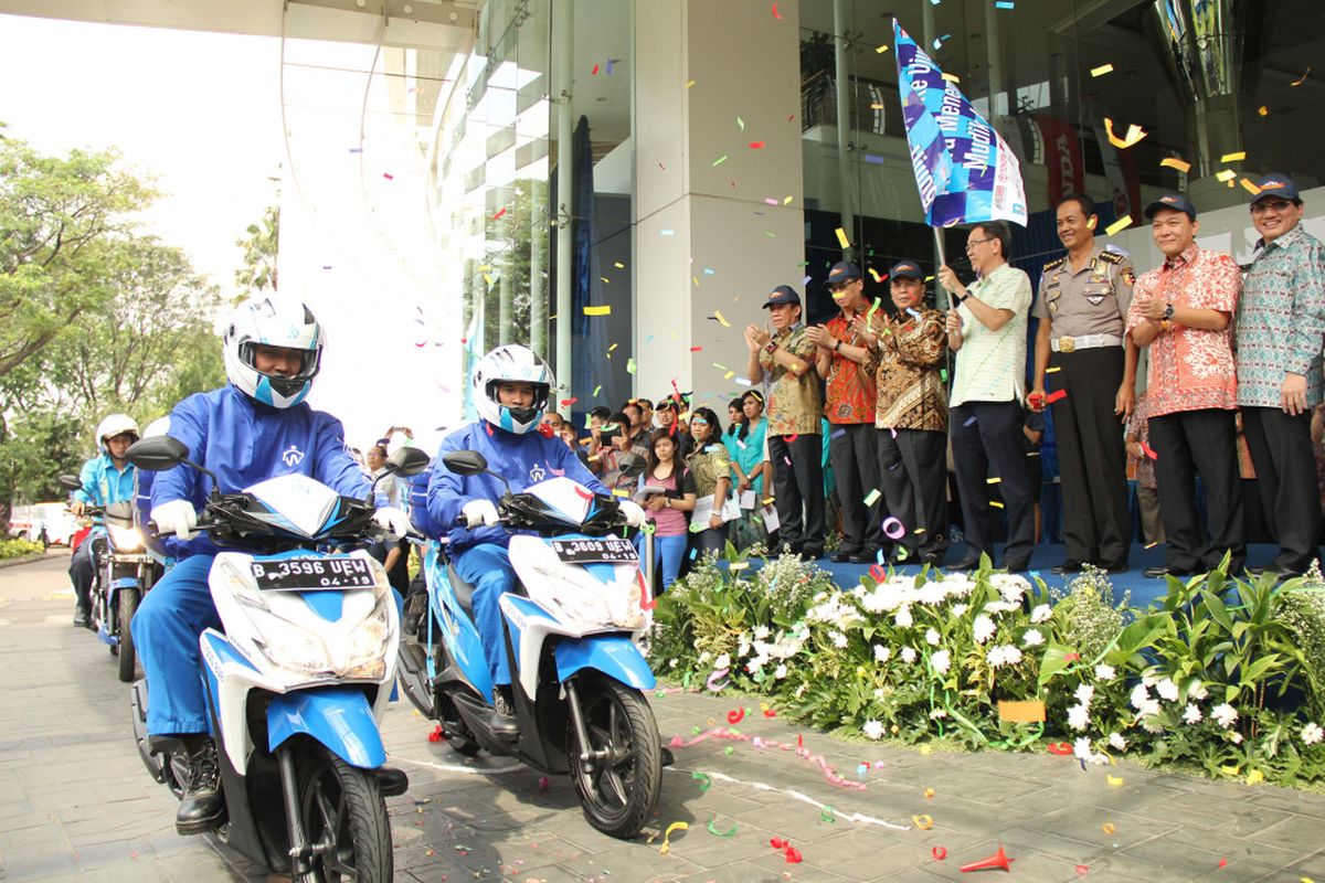 Presiden Direktur PT Astra International Tbk Prijono Sugiarto (memegang bendera) didampingi Direksi & Eksekutif Grup Astra, pada peresmian sekaligus pelepasan armada yang bertugas selama Astra Holiday Campaign (AHC) 2016.