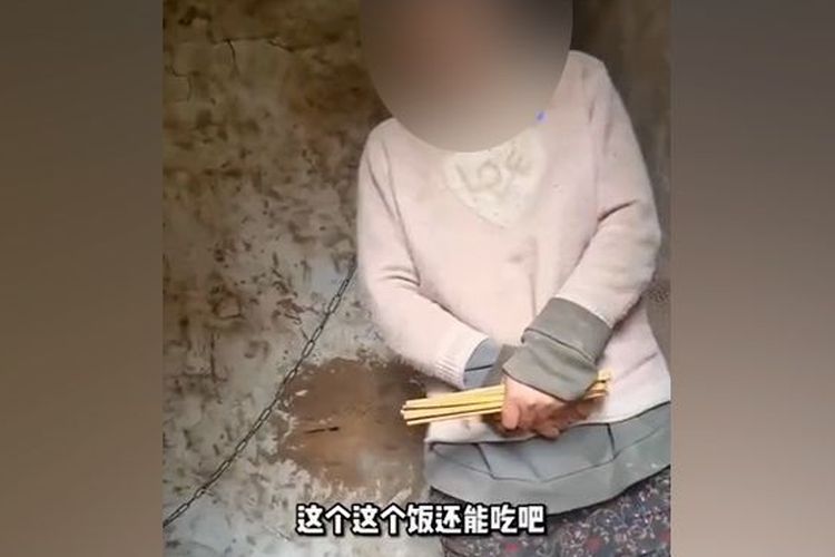 Tangkap layar video tentang seorang wanita delapan anak di China yang tampaknya dirantai di luar kehendaknya di gubuk kotor telah menjadi viral.
