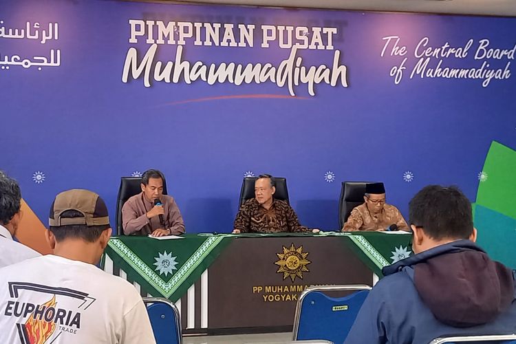 Pimpinan Pusat Muhammadiyah Syamsul Anwar (tengah) saat jumpa pers menjelaskan soal kalender hijriyah global, di kantor PP Muhammadiyah, Rabu (21/4/2024)
