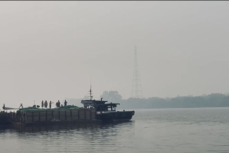 Kapal Pilih Tak Berlayar, Jarak Pandang di Sungai Kapuas Hanya 80 Meter akibat Kabut Asap