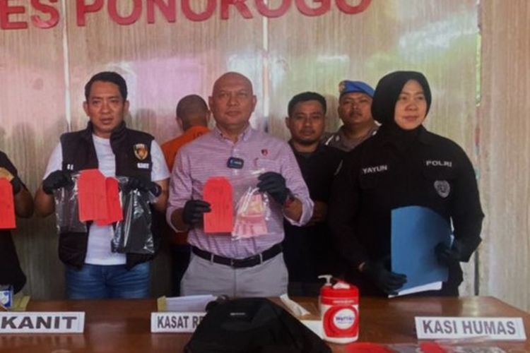 Kasatreskrim Polres Ponorogo AKP Rudy Hidajanto memperlihatkan barang bukti tindak kejahatan penggelapan sepeda motor milik ABG.