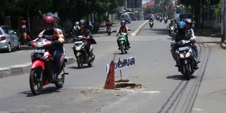 Ilustrasi : Pengendara motor menghindari jalan berlubang di Pejaten Barat, Pasar Minggu, Jakarta Selatan, Kamis (7/2/2013)