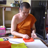 Biksu Buddha di Thailand Ciptakan Masker Wajah dari Plastik Daur Ulang