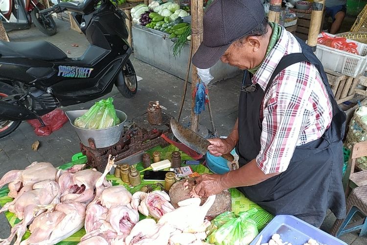 Penju daging ayam di Pasar Karangayu Semarang 