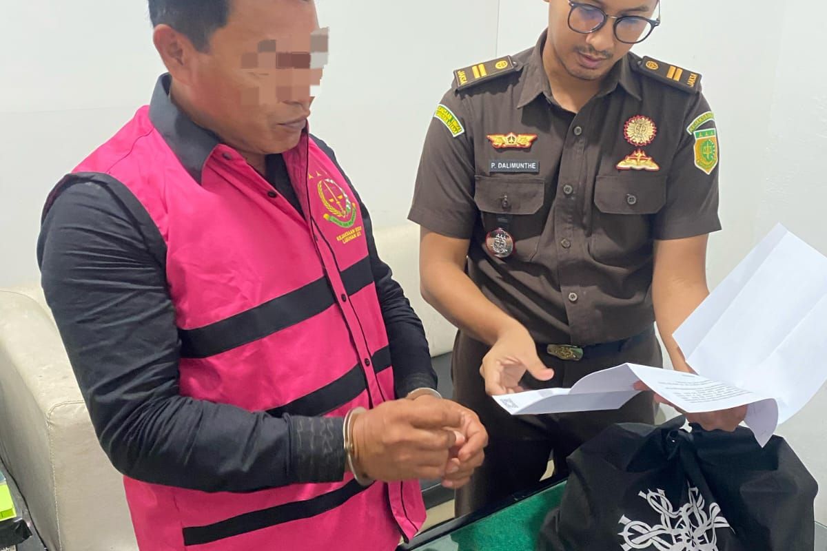 Kejaksaan Labuhanbatu menahan  mantan kepala Desa Bandar Kumbul, inisial TH (46) karena diduga korupsi dana desa senilai Rp 1,6 Miliar 