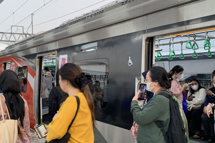 KAI Commuter resmi mengoperasikan tiga rangkaian kereta rel listrik (KRL) baru di lintas Bogor dan Cikarang mulai Minggu (1/6/2025).