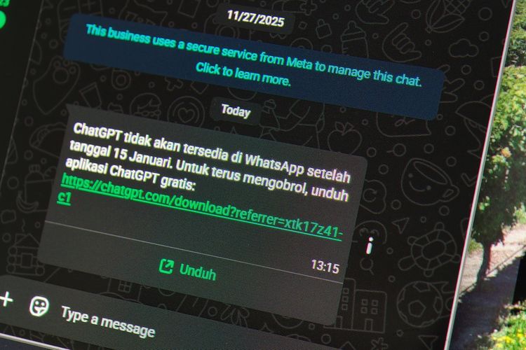 Ilustrasi pesan WhatsApp beserta link download yang dikirim ChatGPT.