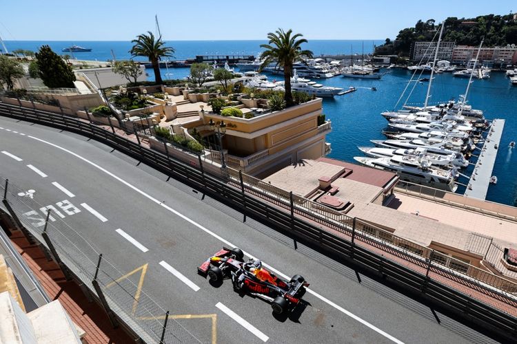 Pebalap Red Bull, Max Verstappen, memacu mobilnya pada sesi free practice GP Monaco pada 20 Mei 2021.
