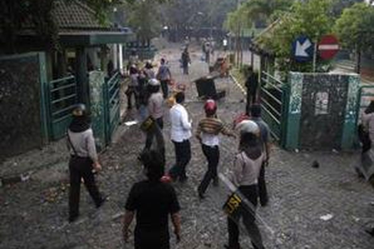 Pasukan polisi akhirnya masuk ke kampus Universitas Pancasila di Pejaten Jakarta Selatan setelah terlibat bentrok dengan mahasiswa kampus itu, Sabtu (25/5) pagi.