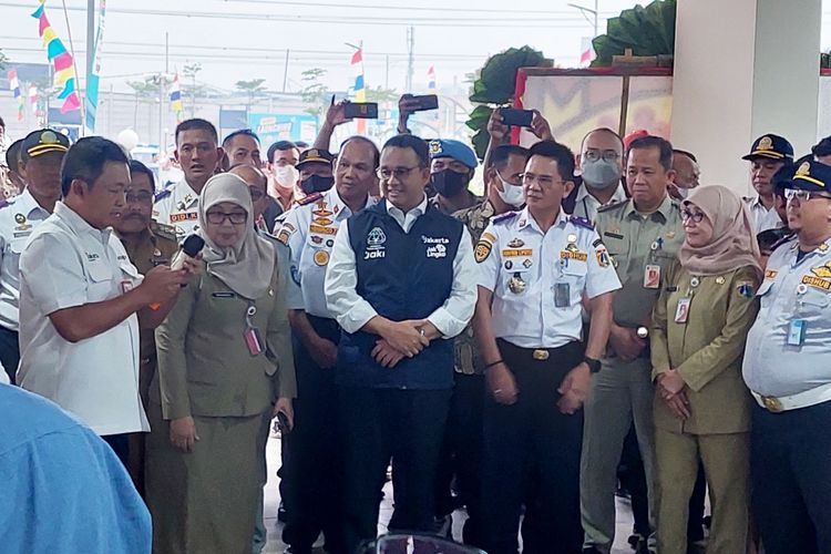 Gubernur DKI Jakarta Anies Baswedan saat meninjau Terminal Penumpang, Pelabuhan Muara Angke, Jakarta Utara, Senin (3/10/2022) sore.