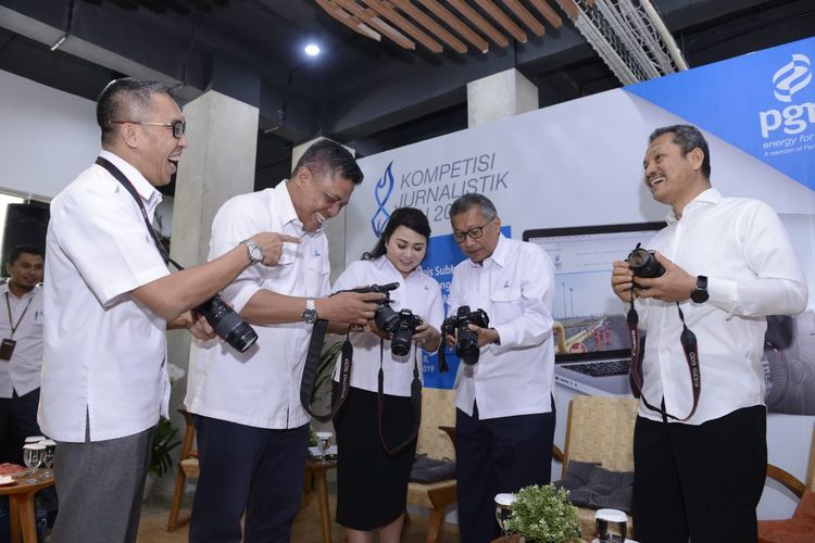 (Kiri ke Kanan) Sekretaris Perusahaan PT Perusahaan Gas Negara Tbk (PGN) Rachmat Hutama, Group Head of Strategic Stakeholder Management PGN Santiaji Gunawan, Direktur SDM dan Umum PGN Desima E. Siahaan, Direktur Strategi dan Pengembangan Bisnis PGN Syahrial Mukhtar, serta Direktur Pemberitaan Beritasatu Media Holdings yang menjabat sebagai Ketua Dewan Juri KJPGN 2019 Primus Dorimulu bersama-sama meresmikan peluncuran Kompetisi Jurnalistik PGN (KJPGN) 2019 di Jakarta, Senin (23/9/2019).