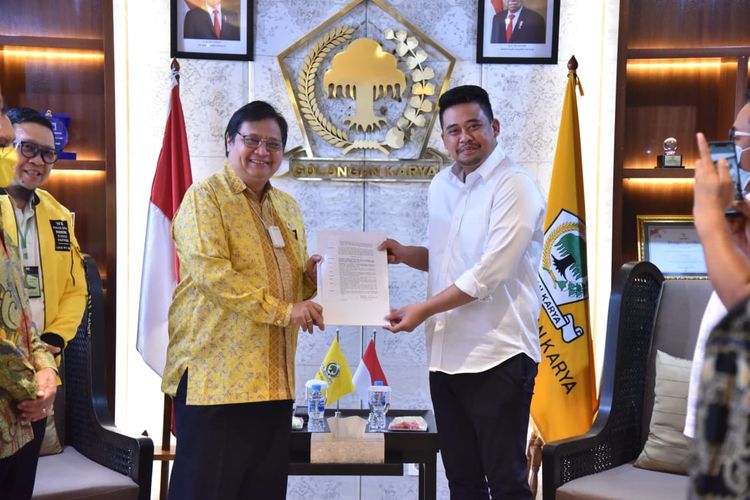 Ketum Golkar Airlangga Hartarto menyerahkan SK kepada Bobby Nasution dan Aulia Rahman untuk maju di Pilkada Medan 2020, Selasa (18/8/2020).