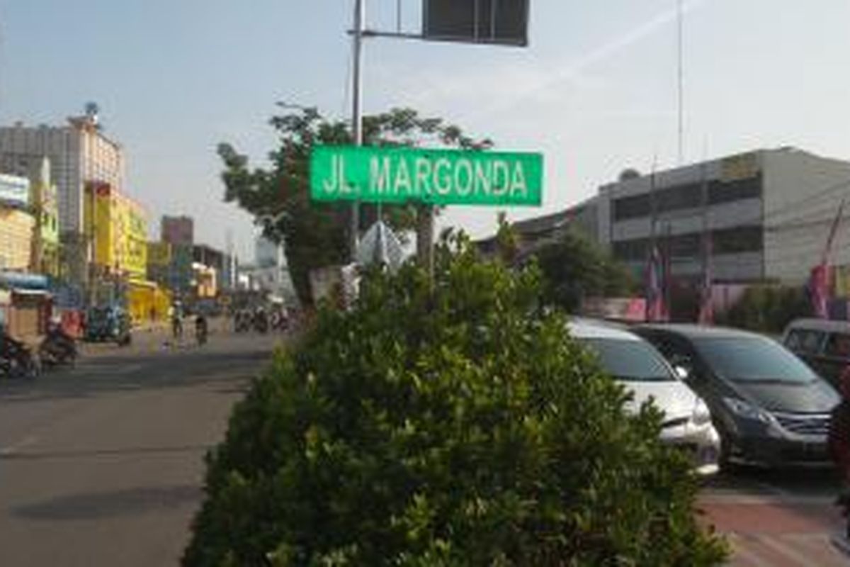 Jalan Margonda Raya yang merupakan salah satu jalan utama di Kota Depok, Senin (9/11/2015). Banyak yang tidak menyangka bahwa nama jalan ini diambil dari nama seorang pahlawan nasional. 