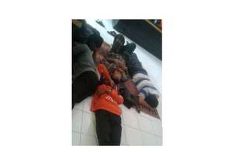 Para jemaat Ahmadiyah saat tidur di lantai kantor kepolisian Lombok Timur.