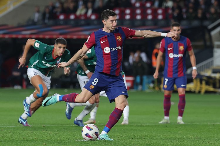 Penyerang Barcelona Robert Lewandowski melakukan tendangan penalti dan mencetak gol kedua timnya pada pertandingan LaLiga Spanyol antara FC Barcelona vs Deportivo Alaves di Estadi Olimpic Lluis Companys di Barcelona pada Minggu 12 November 2023.