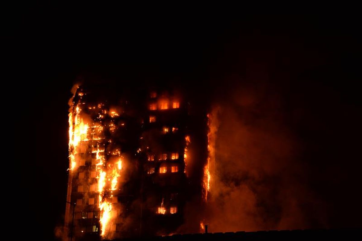 Sebuah gedung apartemen berlantai 27 di London terbakar pada Rabu (14/6/2017).