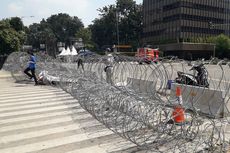 Antisipasi Demo Buruh, Polisi Pasang Kawat Berduri di Jalan Medan Merdeka Barat