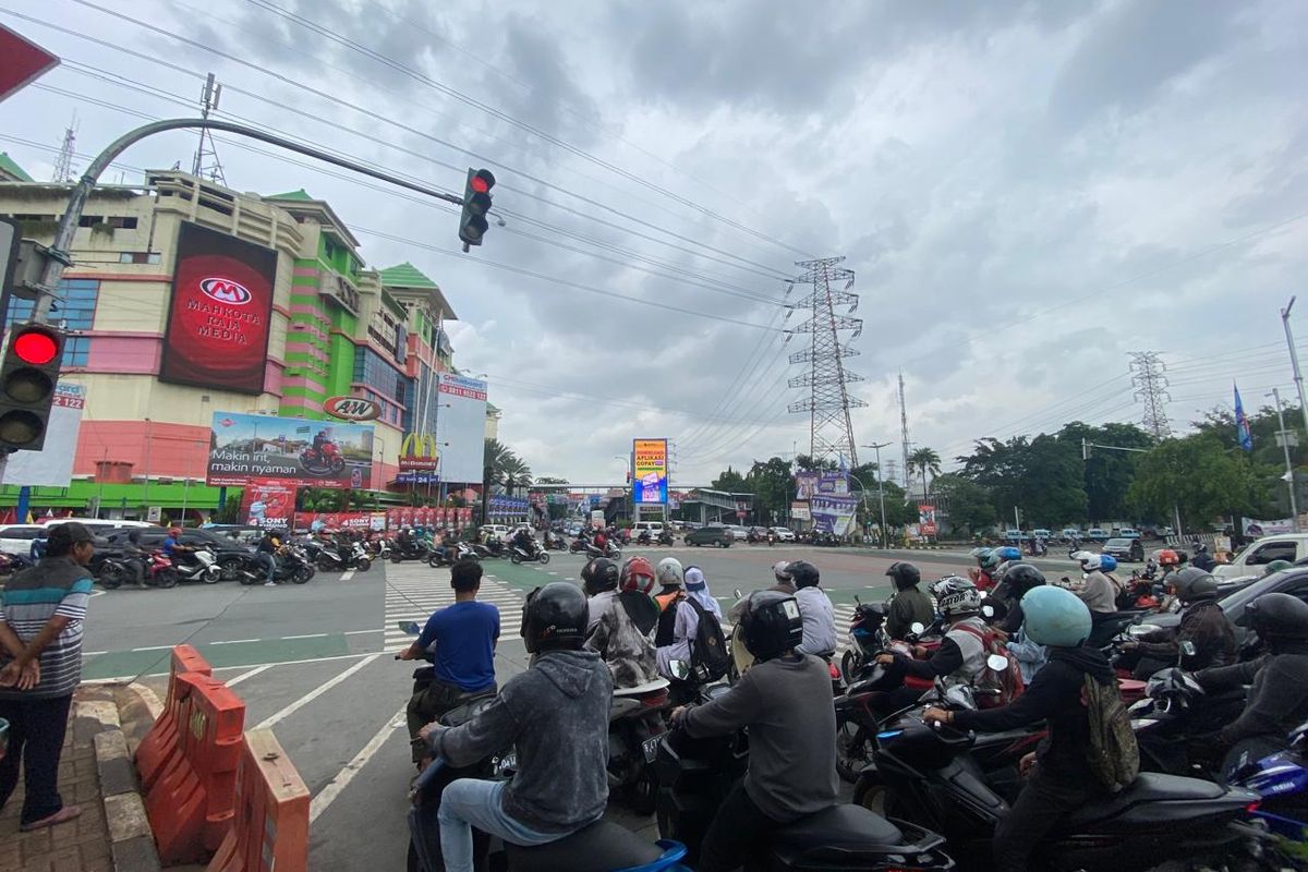 Persimpangan Cililitan, Kramatjati, Jakarta Timur.
