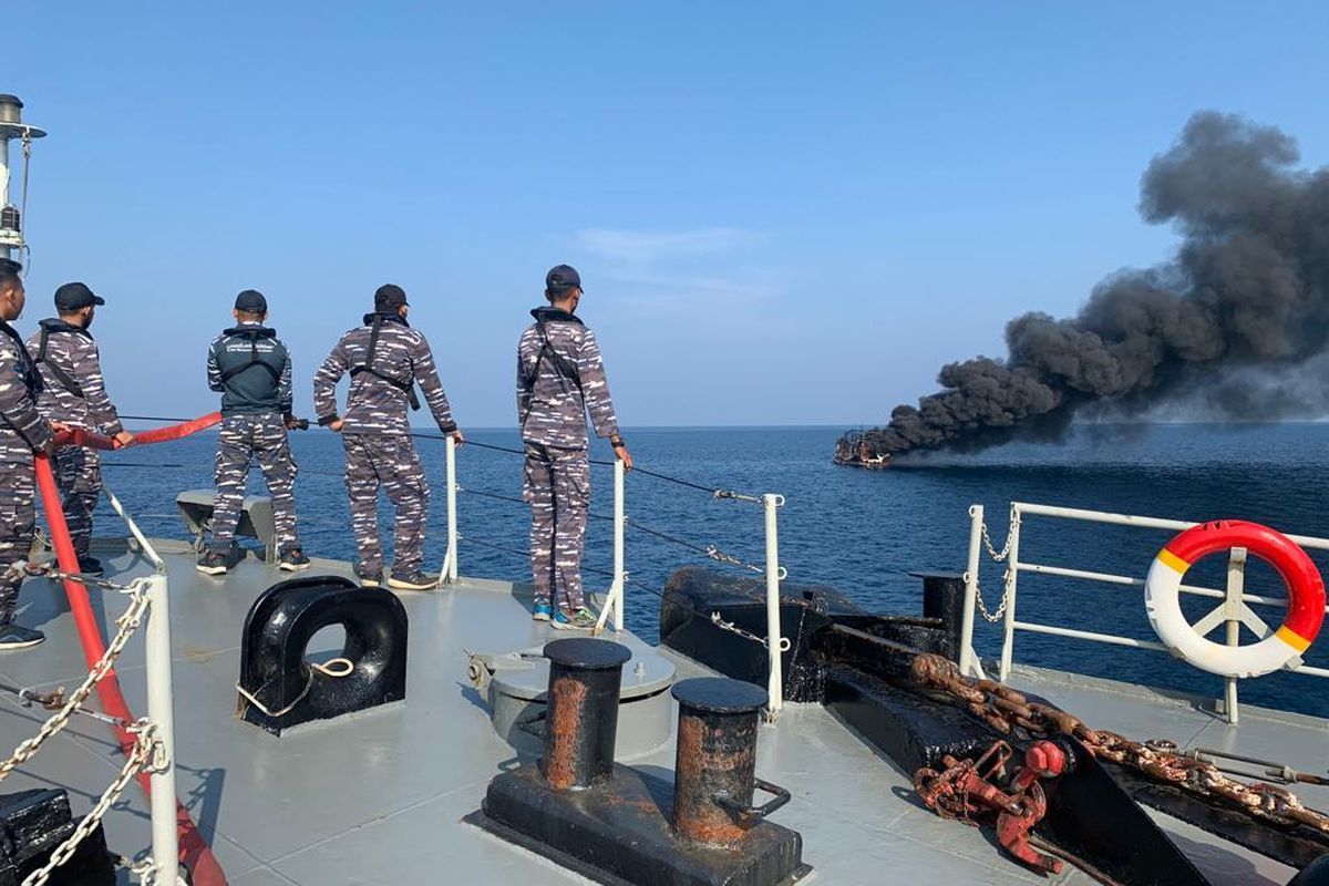 10 orang awak kapal penangkap ikan KM. Angke Jaya 2 yang terbakar hebat di perairan Teluk Jakarta, berhasil ditolong oleh KRI Teuku Umar-385 yang tengah melaksanakan operasi patroli keamanan dan kedaulatan di laut, Kamis (14/4/2022)