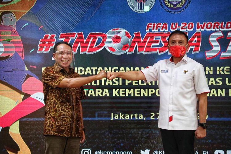 Menpora Zainudin Amali (kiri) dan Ketua Umum PSSI Mochamad Iriawan berpose seusai menandatangani MoU kesepakatan anggaran untuk timnas U19 Indonesia, di Kantor Kemenpora, Jakarta, Senin (27/7/2020).