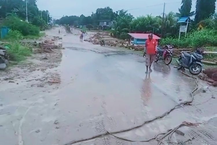 Warga di Kecamatan Rasiei Teluk Wondama pada Senin pagi setelah malam dilanda banjir akibat hujan deras