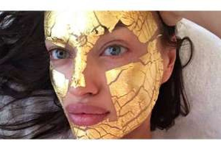 Mimi Luzon mengenakan masker wajah yang terbuat dari emas 24 karat. 