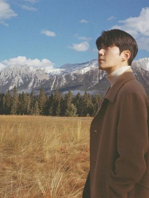 Siap meng-upgrade gaya? Intip 7 inspirasi outfit Quiet Luxury Kim Seon-ho sebagai Joo Ho-jin di drama Netflix terbaru. Klik untuk detail!