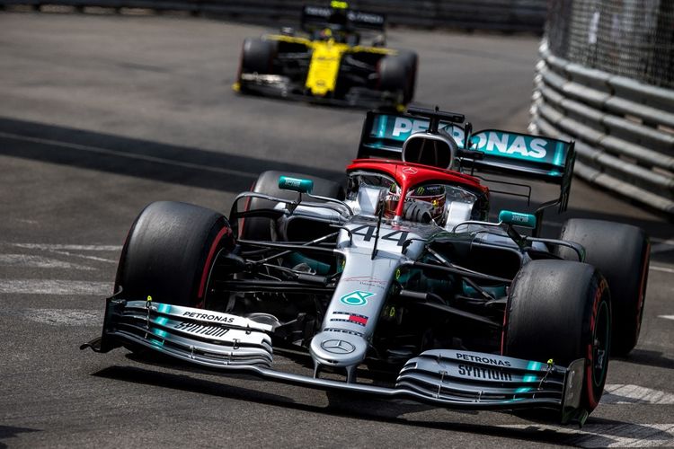 Pebalap Mercedes, Lewis Hamilton, menjalani sesi kualifikasi GP Monaco pada Sabtu (25/5/2019).