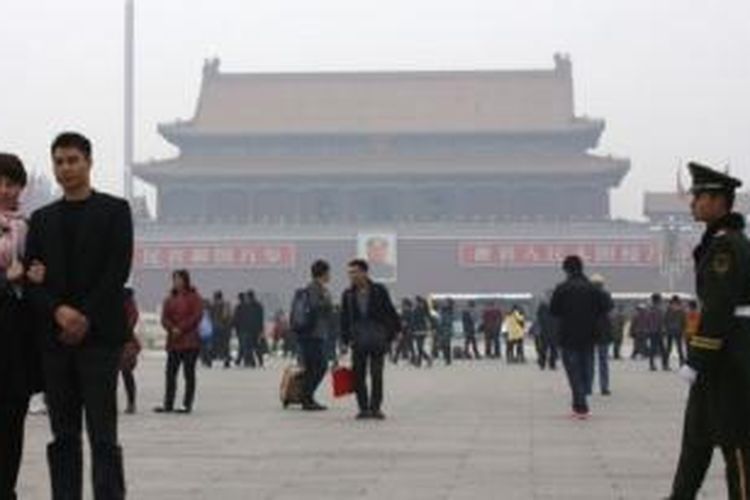 Polisi paramiliter China melakukan penjagaan ketat di Lapangan Tiananmen, Beijing (1/11) menyusul serangan mobil pekan sebelumnya. 